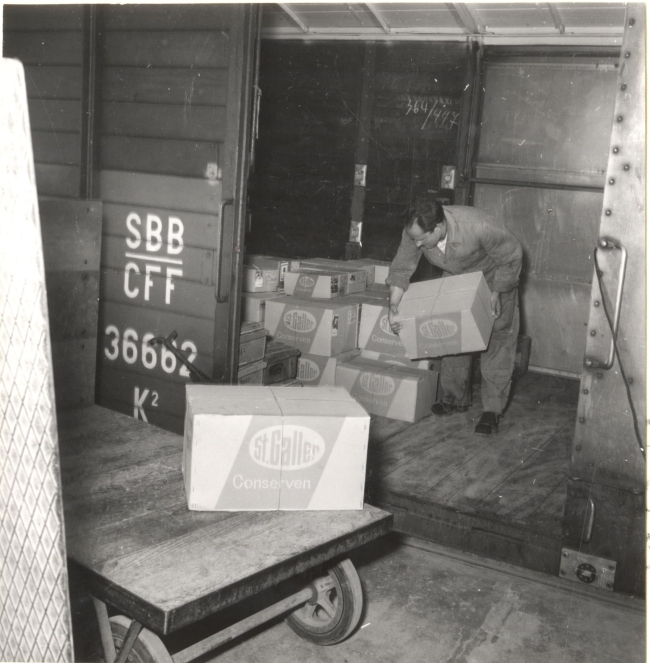 Verlad von konservierten Lebensmittel in einen SBB-Waggon.